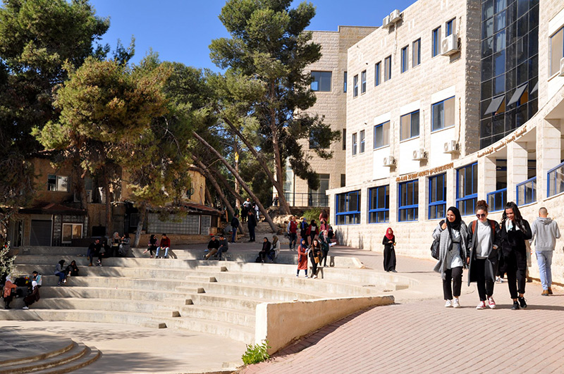 Je voudrais voir Hussam.